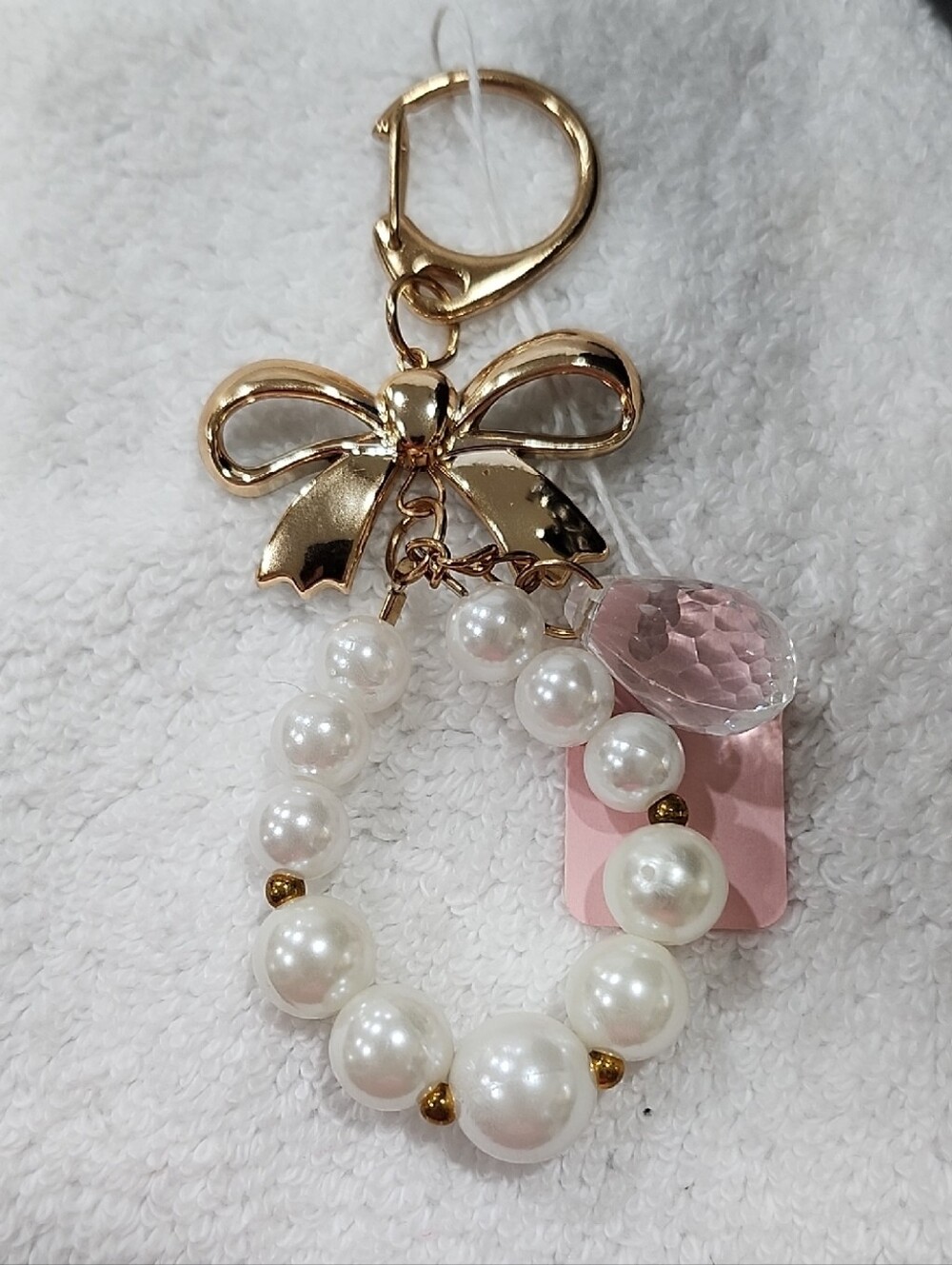 GOLD BOW FAUX PEARL CHARM KEYCHAIN